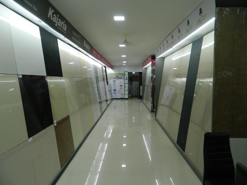 Long tile display corridor in the showroom